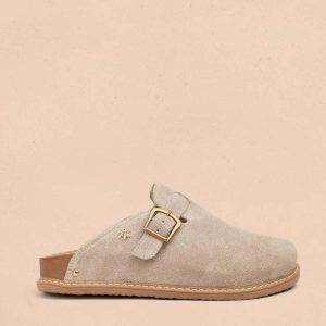 ZUECOS EN CUERO COLOR ARENA CON CORREA 105096