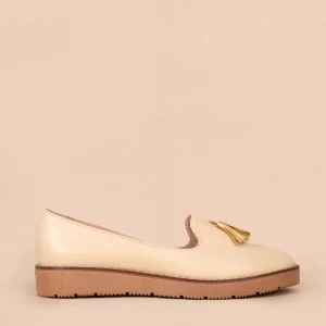 Zapatos cerrados color beige con borla 105450