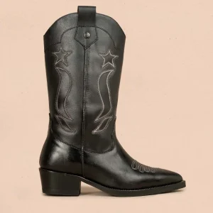 Bota texana en cuero color negro con bordado de estrellas y líneas curvas 105950