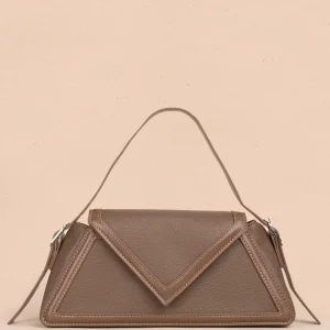 Bolso cartera color café con diseño triangular y acabados metálicos 106179